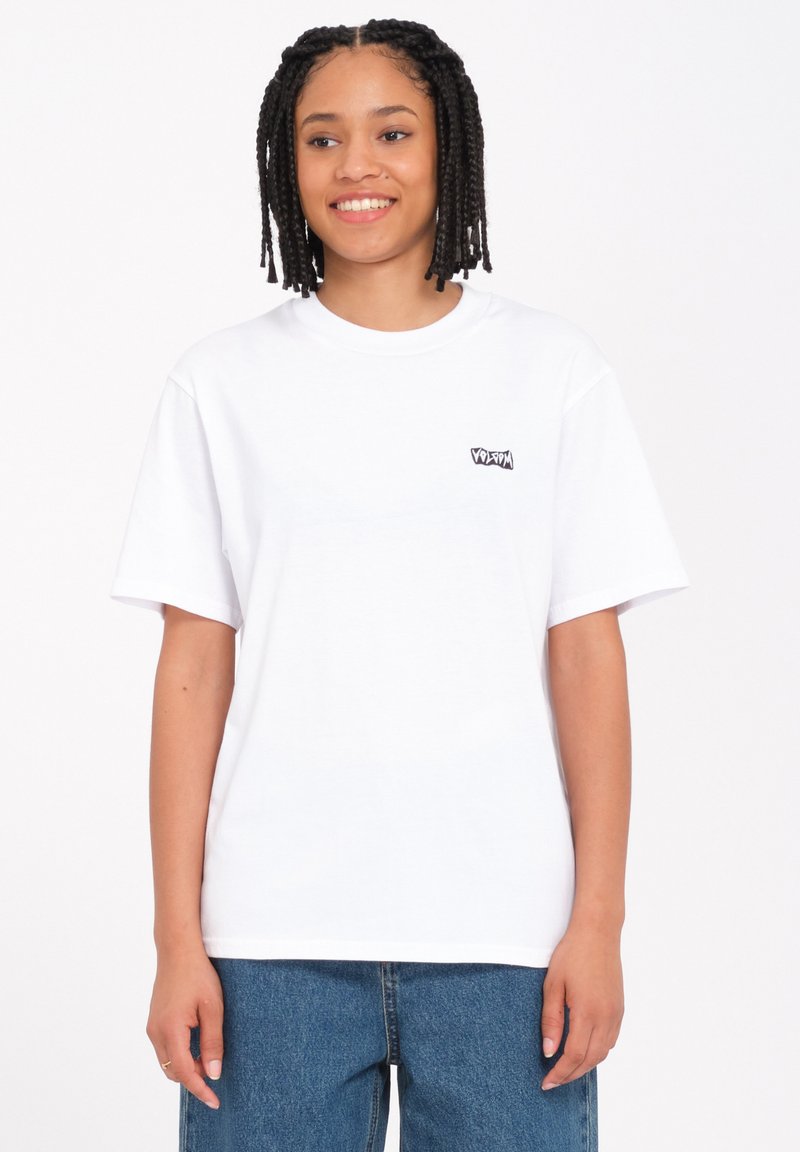 Weißes Baumwoll-T-Shirt mit kurzen Ärmeln und rundem Halsausschnitt, versehen mit einem kleinen schwarzen Grafik-Logo im linken Brustbereich. Einfaches Design.