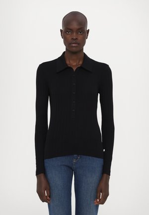 Svart stripet langermet polo-skjorte med spiss krage, knapplukking og slim fit. Merkbar tekstur er glatt, med lett strekk.