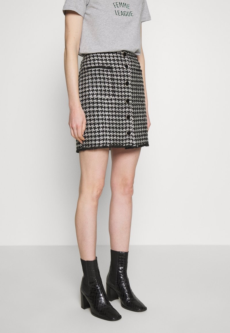 Tkaná mini sukně s černobílým vzorem psího zubu, rovný střih, vysoký pas a pět knoflíků vpředu.