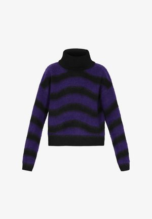 Vijolična in črna turtleneck jopica s črtami in puhasto teksturo, ki ima valovite vzorce in prilegajoč črn ovratnik.