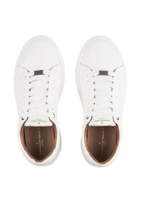 Sneakers bianchi in pelle con una superficie liscia, punta rotonda e design con lacci. Presentano una fodera interna marrone e un branding discreto.