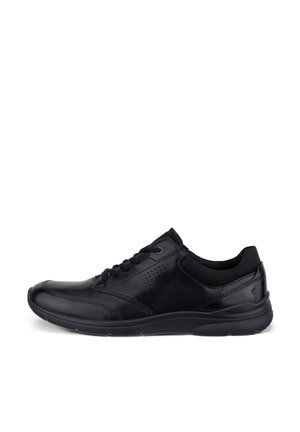 Chaussure décontractée à lacets pour homme en cuir noir avec des panneaux latéraux perforés et une semelle rembourrée, présentée en profil droit sur fond blanc.