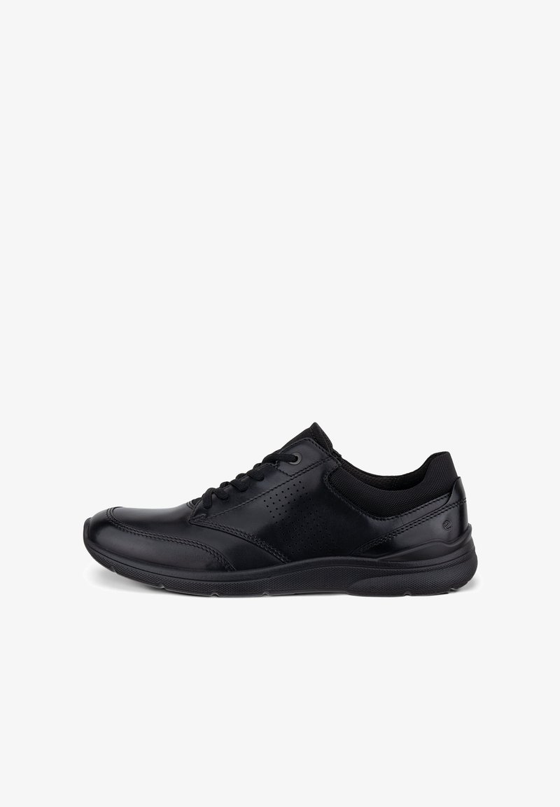 Chaussure décontractée à lacets pour homme en cuir noir avec des panneaux latéraux perforés et une semelle rembourrée, présentée en profil droit sur fond blanc.