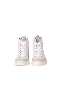 Sneaker alte in pelle bianca con dettagli in suede grigio. Presentano lacci bianchi, una linguetta blu e motivi colorati sui lati. Suola in gomma testurizzata.