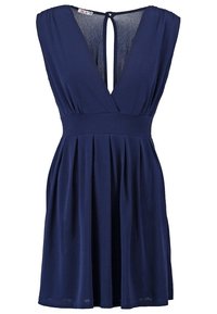 Robe bleu marine sans manches avec un col en V profond, une taille cintrée, une jupe plissée et un petit détail d'œillet au dos avec une fermeture par bouton.