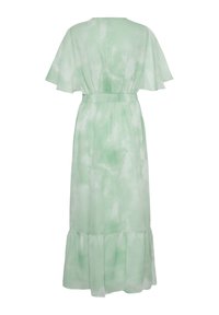 Világoszöld batikolt midi ruha rövid lepel ujjakkal, gumis derékrészével és fodros szegéllyel, hátulról fehér háttéren ábrázolva.