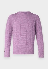 Vaalean violetti palmikkoneuleinen villapaita, jossa on teksturoitu kuvio, resoroidut hihansuut ja klassinen pyöreä pääntie. Takakuvassa.