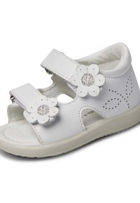 Weiße Leder-Sandalette mit zwei Blumenakzenten und silbernen Mittelstücken, verstellbaren Klettverschlüssen, offenes Design und perforierten Details.