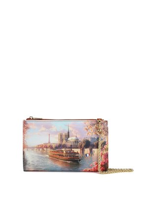 Borsa clutch con scena del fiume di Parigi, raffigurante una barca, la Cattedrale di Notre-Dame, la Torre Eiffel e fiori rosa, con tracolla a catena dorata.
