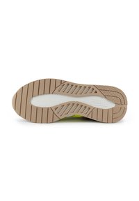 Semelle de chaussure avec une base en caoutchouc texturé marron clair, avec une semelle intermédiaire blanche, un motif de bande de roulement en zigzag et un détail de marque gravé.