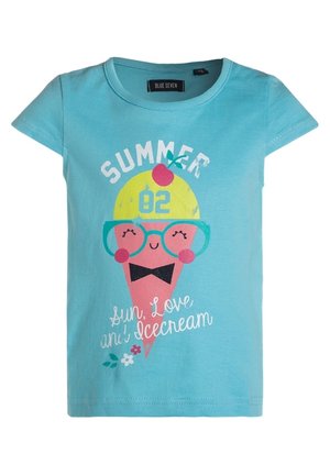 Niebieska dziecięca koszulka z uśmiechniętym rożkiem lodów, noszącym okulary i muszkę, oznaczona napisami "SUMMER 02" oraz "Słońce, miłość i lody."