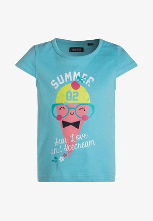 Niebieska dziecięca koszulka z uśmiechniętym rożkiem lodów, noszącym okulary i muszkę, oznaczona napisami "SUMMER 02" oraz "Słońce, miłość i lody."
