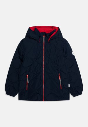Doudoune bleu marine avec une doublure de capuche rouge, fermeture éclair à l'avant et deux poches latérales zippées. Motif matelassé texturé sur toute la surface.