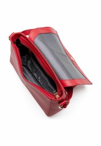 Bolso de mano de cuero rojo con forma estructurada, exterior texturizado y un interior suave en gris. Cuenta con cierre de cremallera y una correa ajustable.