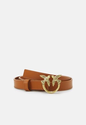 Cinturón de cuero marrón con hebilla circular dorada que presenta dos pájaros detallados enfrentados, con la marca "PINKO" grabada en el aro de la hebilla.