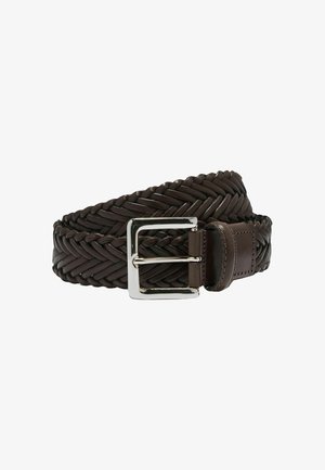 Cinturón de cuero trenzado marrón con una hebilla rectangular plateada y una sección de correa de cuero liso cerca de la hebilla. Patrón de espiga texturizado.