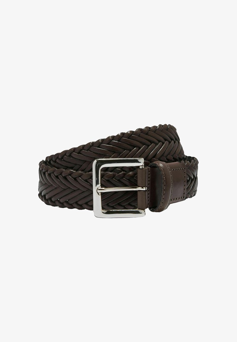 Brun vævet læderbælte med en sølv rektangulær spænde og en glat læderrem sektion nær spænde. Tekstureret herringbone mønster.