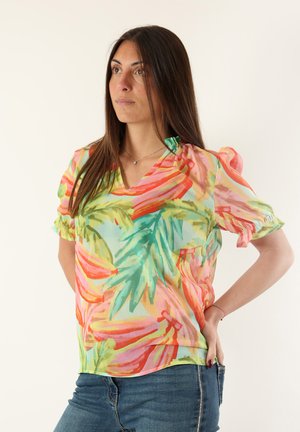Blusa a maniche corte in tessuto leggero con un vivace motivo floreale in rosa, verde e giallo, con scollatura a V e dettagli arricciati.