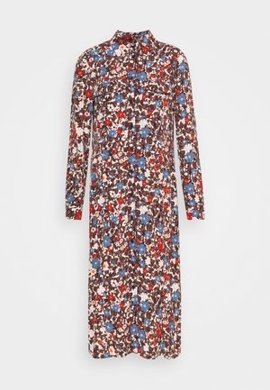 Robe midi fleurie à manches longues, base marron avec motifs floraux vibrants en bleu, rouge et blanc ; comporte un col montant et une fermeture à boutons.