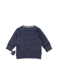 Dunkelblaues Sweatshirt mit geripptem Kragen und weißen Streifen, langen Ärmeln und einem seitlichen Etikett mit einem bärenförmigen Design.