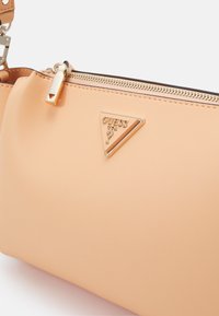 Guess IWONA - Taška s příčným popruhem - peach