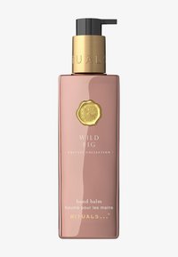 Rosa rektangulär flaska med handbalsam och lock med guldig pump. Etiketten har texten "WILD FIG" och "RITUALS" i vitt och guld.