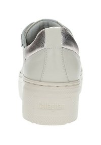 Sneaker bianca in pelle con un accento metallico argento sul tallone, caratterizzata da una superficie testurizzata, una suola piattaforma e un marchio impresso.