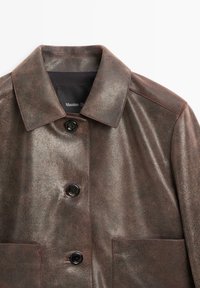 Brun læderjakke med en blank finish, med en åben krave, fire sorte knapper og to forlommer. Enkel og moderne design.