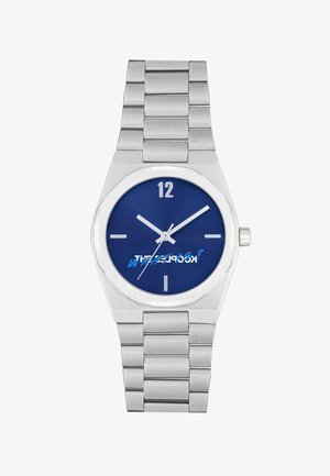 Reloj de acero inoxidable plateado con caja octagonal, esfera azul, índices plateados y pulsera de eslabones de metal cepillado.