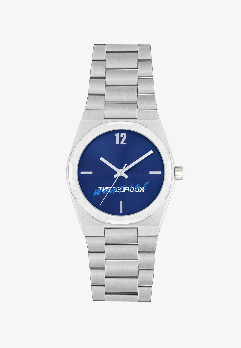 Sidabrinis nerūdijančio plieno laikrodis su aštuonkampiu korpusu, mėlynu ciferblatu, sidabriniais valandų žymekliais ir šlifuoto metalo grandinėle.