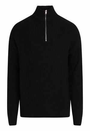 Suéter negro de canalé con un cuello alto y un detalle de cremallera corta en el cuello. Mangas largas y un ajuste relajado con tejido texturizado.