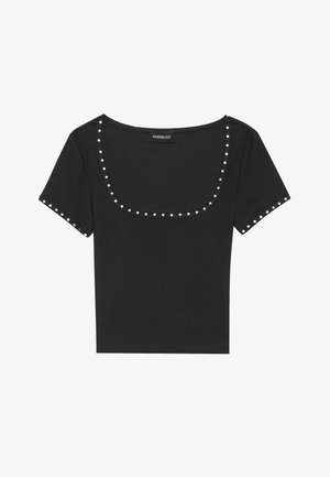 Mustat ribbiälytopit, lyhyet hihat ja leveä rundikaula-aukko, sekä hopeiset niitit kaula-aukossa ja hihoissa.