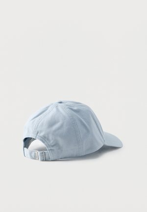 Casquette de baseball en coton bleu clair avec sangle réglable et boucle en métal sur un fond blanc uni.