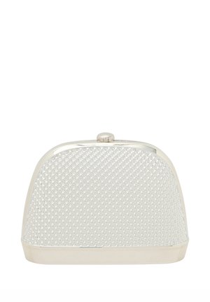 Metalen clutch met een ronde vorm, voorzien van een gestructureerd zilveren gaasoppervlak en een drukknoopsluiting aan de bovenkant. Gladde basis.