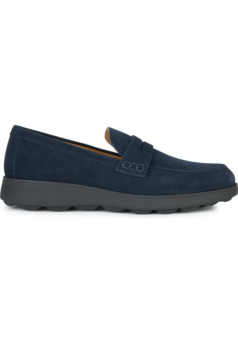 Mocasín de ante azul marino con punta redondeada, parte superior texturizada y suela de goma con tacos redondeados para tracción. Acentuado con una costura decorativa.