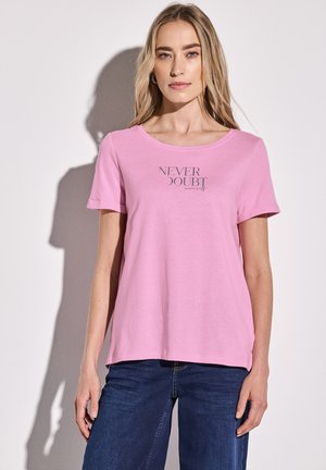 Pink short-sleeve t-shirt with a round neckline, featuring the text "NEVER DOUBT" in contrasting design. Smooth fabric with a relaxed fit.