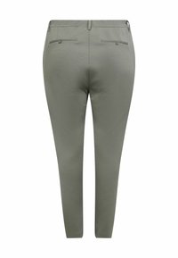 Slim-fit, jednobarevné olivově zelené kalhoty vyrobené z měkkého materiálu, s dvěma zadními kapsami na knoflíky a hladkým povrchem.
