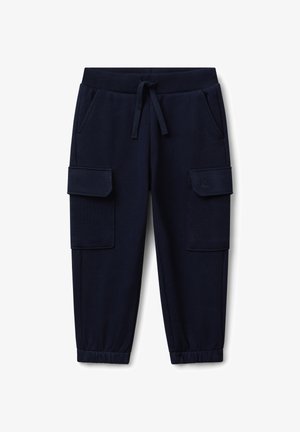 Pantalones cargo azul marino hechos de una tela suave, que cuentan con dos bolsillos laterales, dos bolsillos cargo, una cinturilla con cordón y puños acanalados.