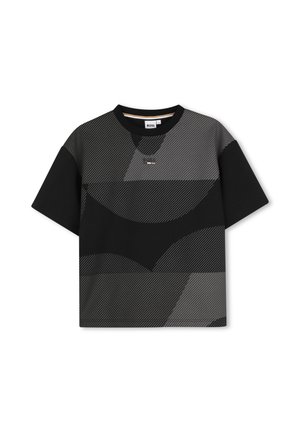 Zwart en donkergrijs T-shirt met korte mouwen, diagonaal strepenpatroon en ronde hals, met een klein rechthoekig logo in het midden van de borst.