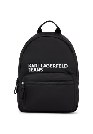 Sac à dos noir avec poche zippée à l'avant et logo blanc "KARL LAGERFELD JEANS" imprimé sur le panneau avant supérieur.