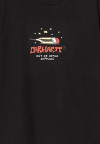 Camiseta de algodón negra con un gráfico colorido de un lápiz rodeado de estrellas, con el texto "CARHARTT FUERA DE SUMINISTROS DE OFICINA" debajo.