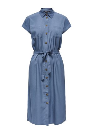 Robe midi bleu à manches courtes avec col, boutons sur le devant, deux poches poitrine et ceinture à nouer à la taille.