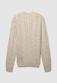 Gestrickter Pullover in hellbeige mit Zopfmuster, rundem Ausschnitt sowie gerippten Bündchen an Ärmeln und Saum. Der Stoff wirkt strukturiert und warm.
