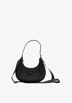 Zwarte leren handtas met een gebogen silhouet, voorzien van een merkembleem aan de voorkant en een verstelbare riem. Gladde textuur en minimalistisch ontwerp.