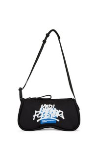 Černá látková crossbody taška s křivkovým tvarem, zdobená bílým textem ve stylu graffiti a modrou logem. Nastavitelný popruh a zipové zavírání.