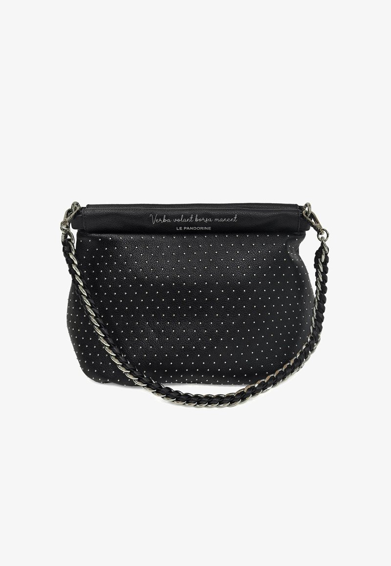Borsa in pelle nera con pois bianchi, dotata di tracolla a catena intrecciata e chiusura con zip. Sul lato superiore è stampato il testo "Verba volant borsa manent."