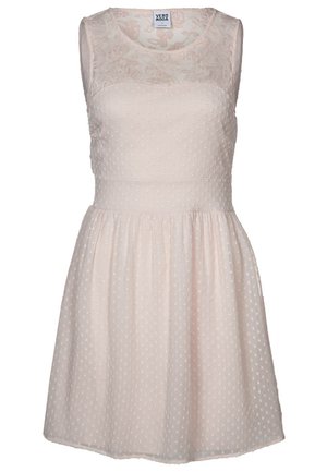 Robe sans manches rose pâle avec un corsage texturé en pois et une superposition de dentelle florale en haut. Jupe évasée avec une taille froncée.