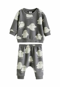 Grijze set met lange mouwen sweatshirt en broek. Voorzien van spookpatronen en de tekst "BABY BOO!" in crème. Materiaal dat aan katoen doet denken met geribbelde mouwen.