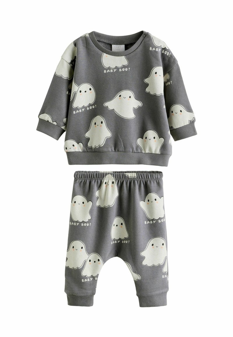 Grijze set met lange mouwen sweatshirt en broek. Voorzien van spookpatronen en de tekst "BABY BOO!" in crème. Materiaal dat aan katoen doet denken met geribbelde mouwen.