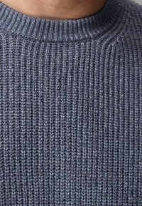 Maglione a coste grigio con scollatura a girocollo, caratterizzato da un tessuto testurizzato e strisce verticali uniformemente distanziate.